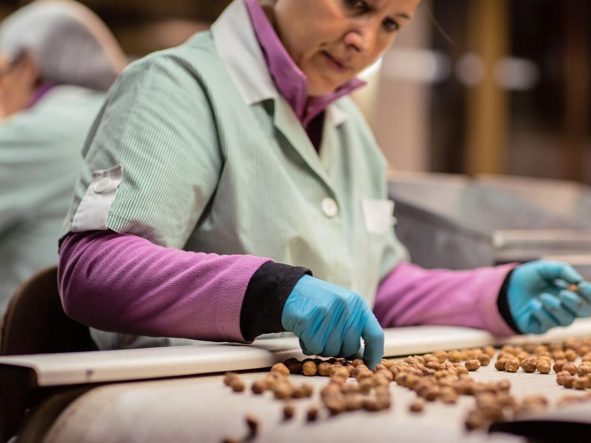 all_qualityfromnature_ingredient hazelnut_selection woman_textimage.jpg